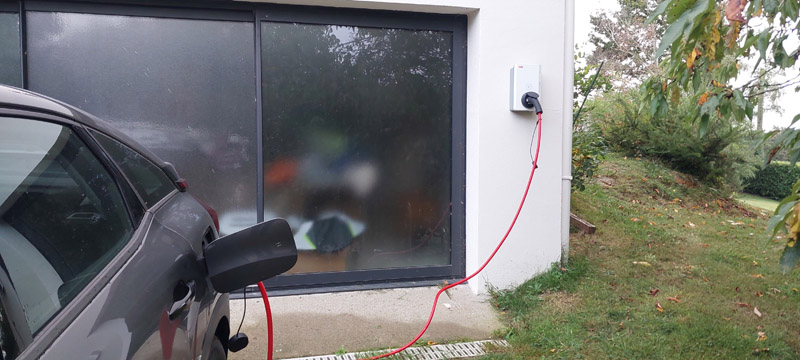 Installation borne de recharge de voiture électrique